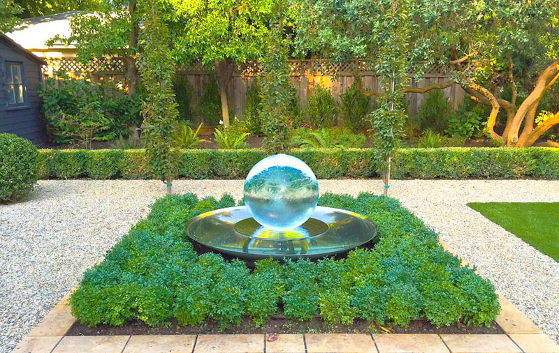 Стильный садовый фонтан